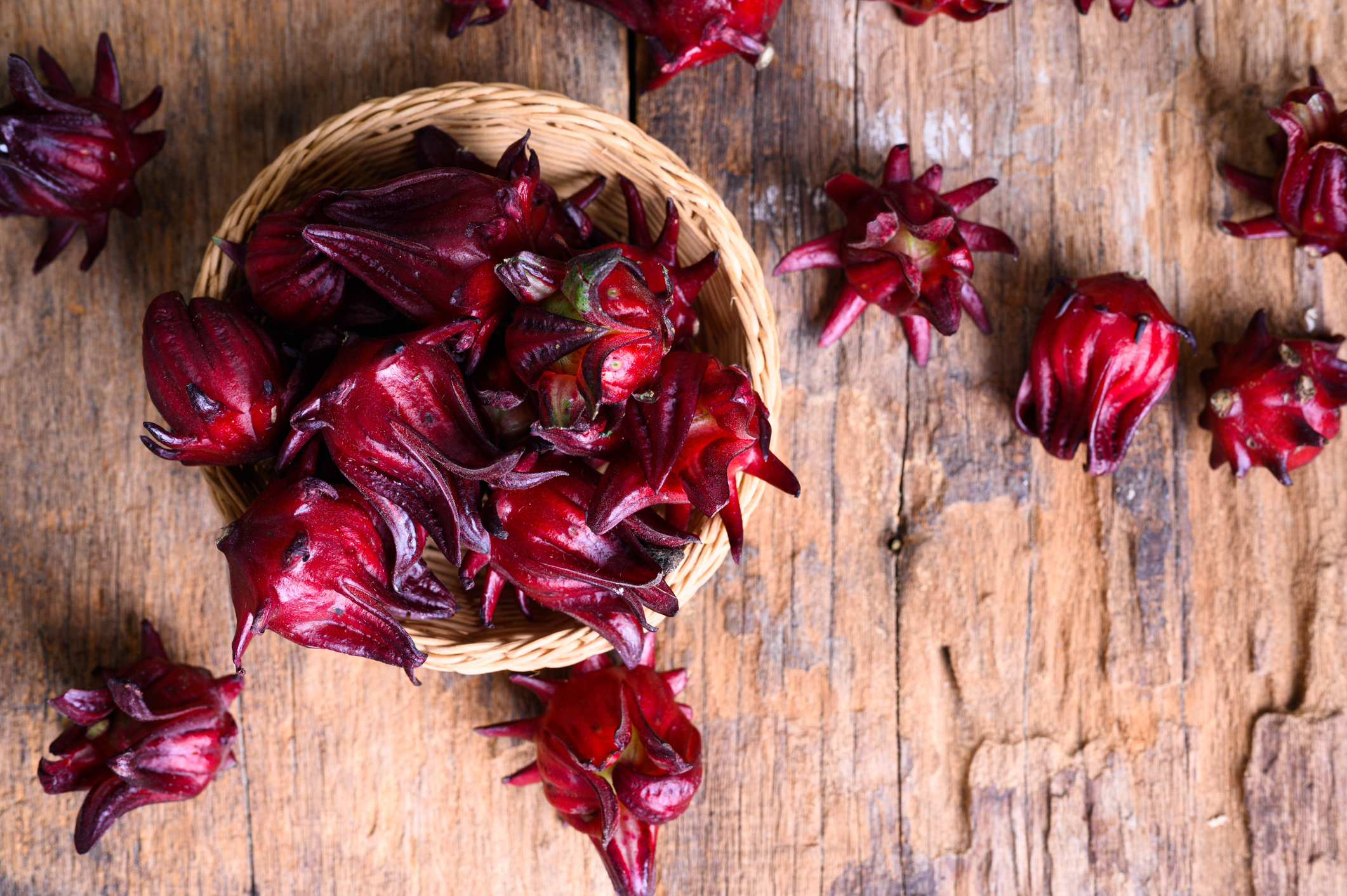 Hibiscus sabdariffa -kasvin lihaisa kukkakimppu.