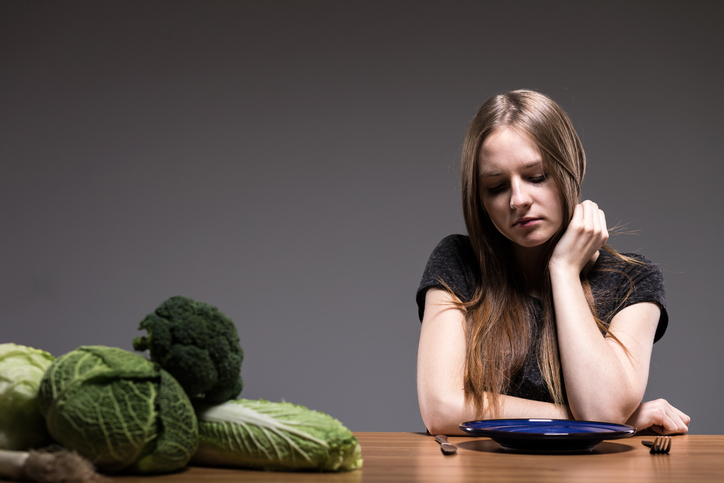 Bulimia ja sairaalloiset uskomukset terveellisestä syömisestä, nainen, ruokahaluttomuus, vihannekset.