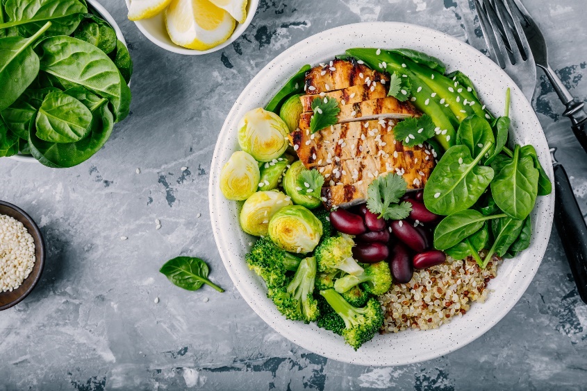 Esimerkki täydellisestä pääruuasta: vähärasvaista kanaa ja papuja (proteiinia), paljon vihanneksia (kuitua ja ravintoaineita), puolikas avokado (rasvaa) ja kvinoa (monimutkaisia hiilihydraatteja).