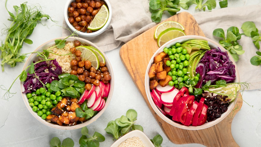 Esimerkki päivällisestä: Poké bowl: proteiinia (kanaa/tofua/kanaa), kvinoa/riisiä, edamame-papuja ja tuoreita vihanneksia.